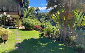 Refúgio Tranquilo na Natureza com Casa de Festas: Perfeito para Família e Amigos